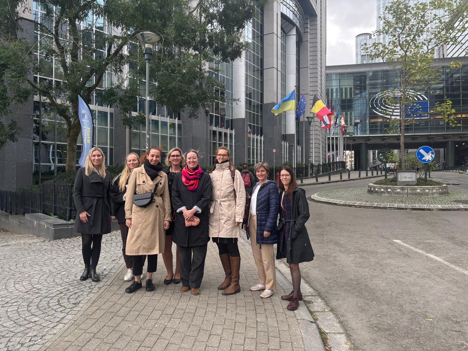 Účastníci stáže před Evropským parlamentem, říjen 2025