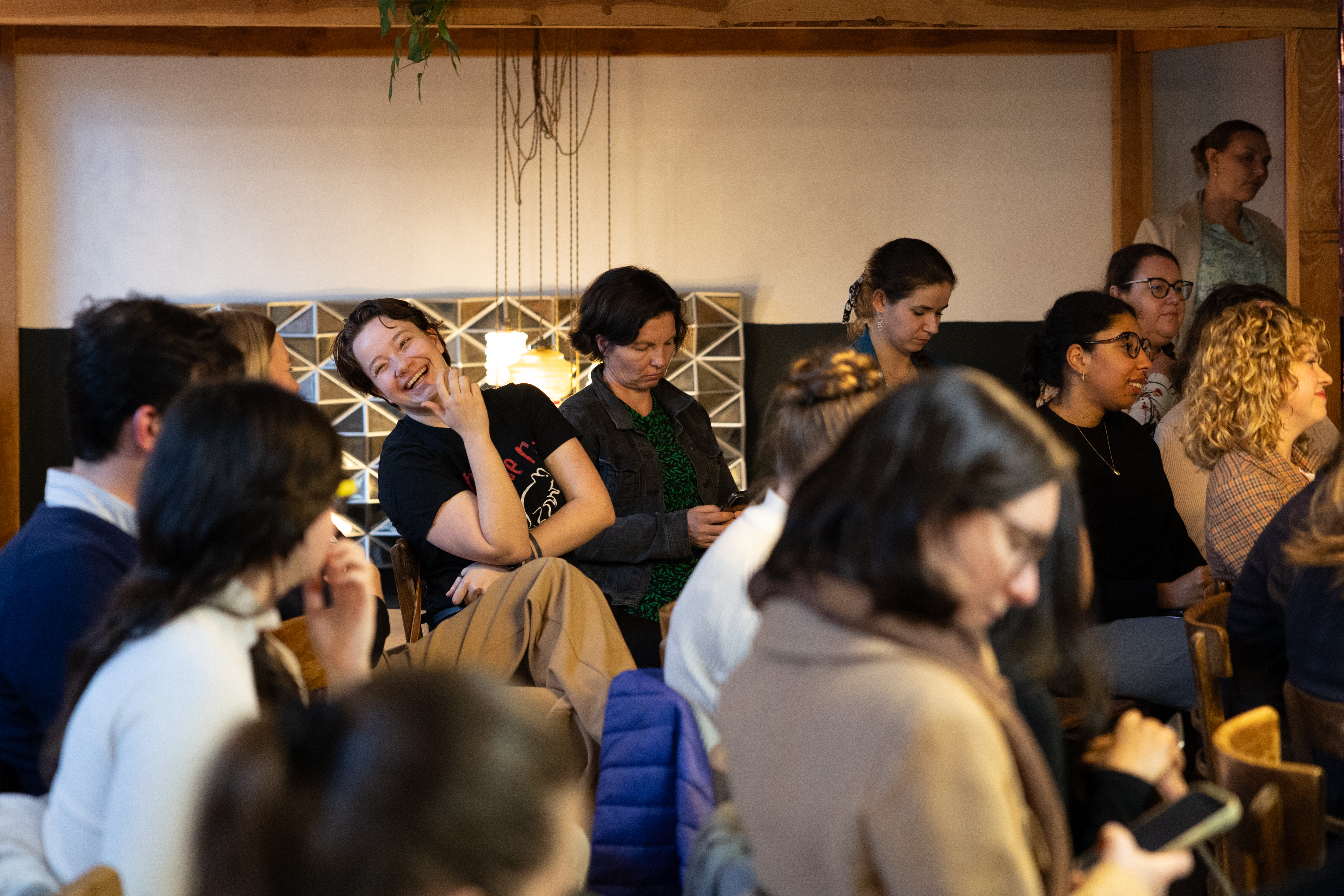 educafé debata, někdo se směje