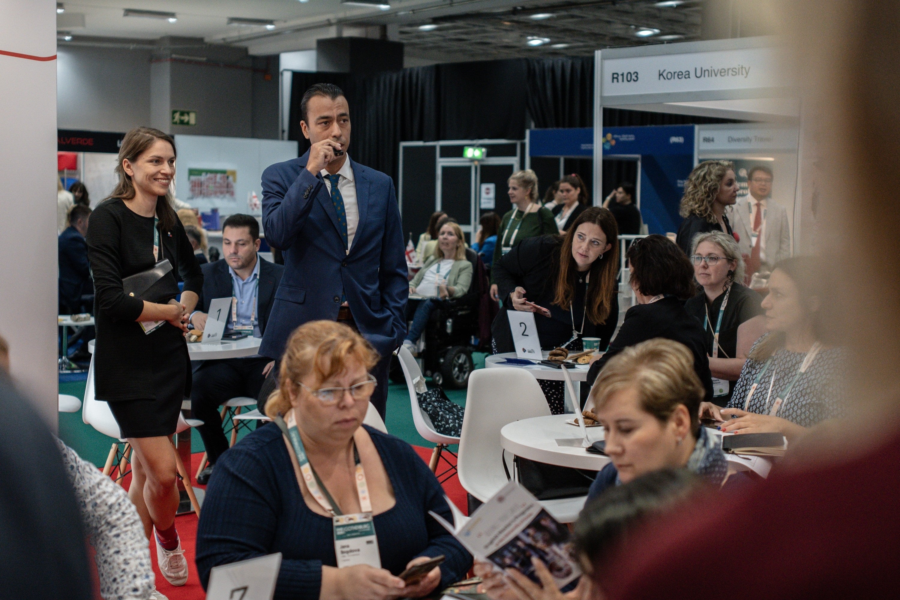 Řecký networking. Foto: Dominik Patzner