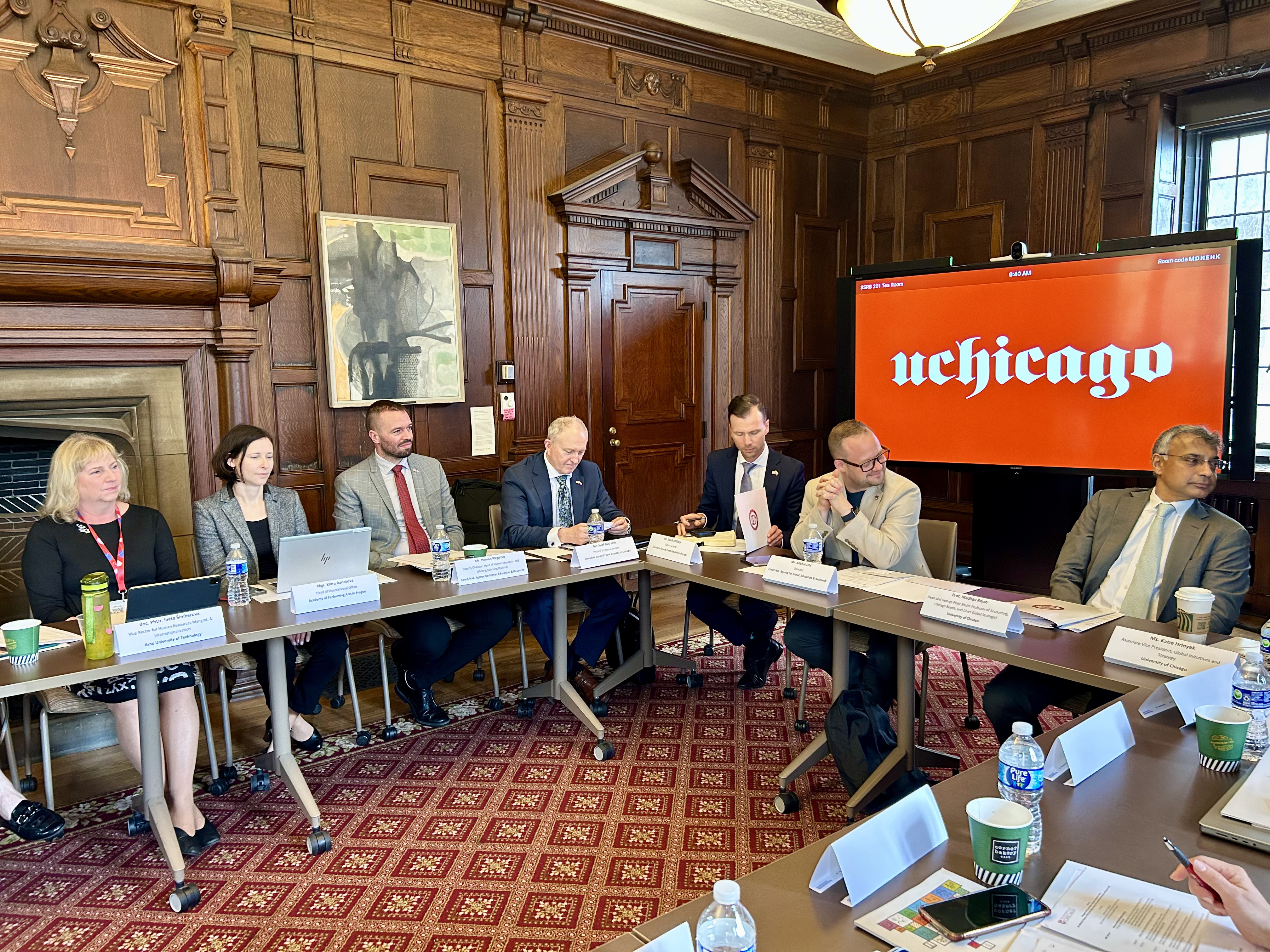 Česká delegace při jednání se zástupci University of Chicago, jedné z předních amerických výzkumných univerzit