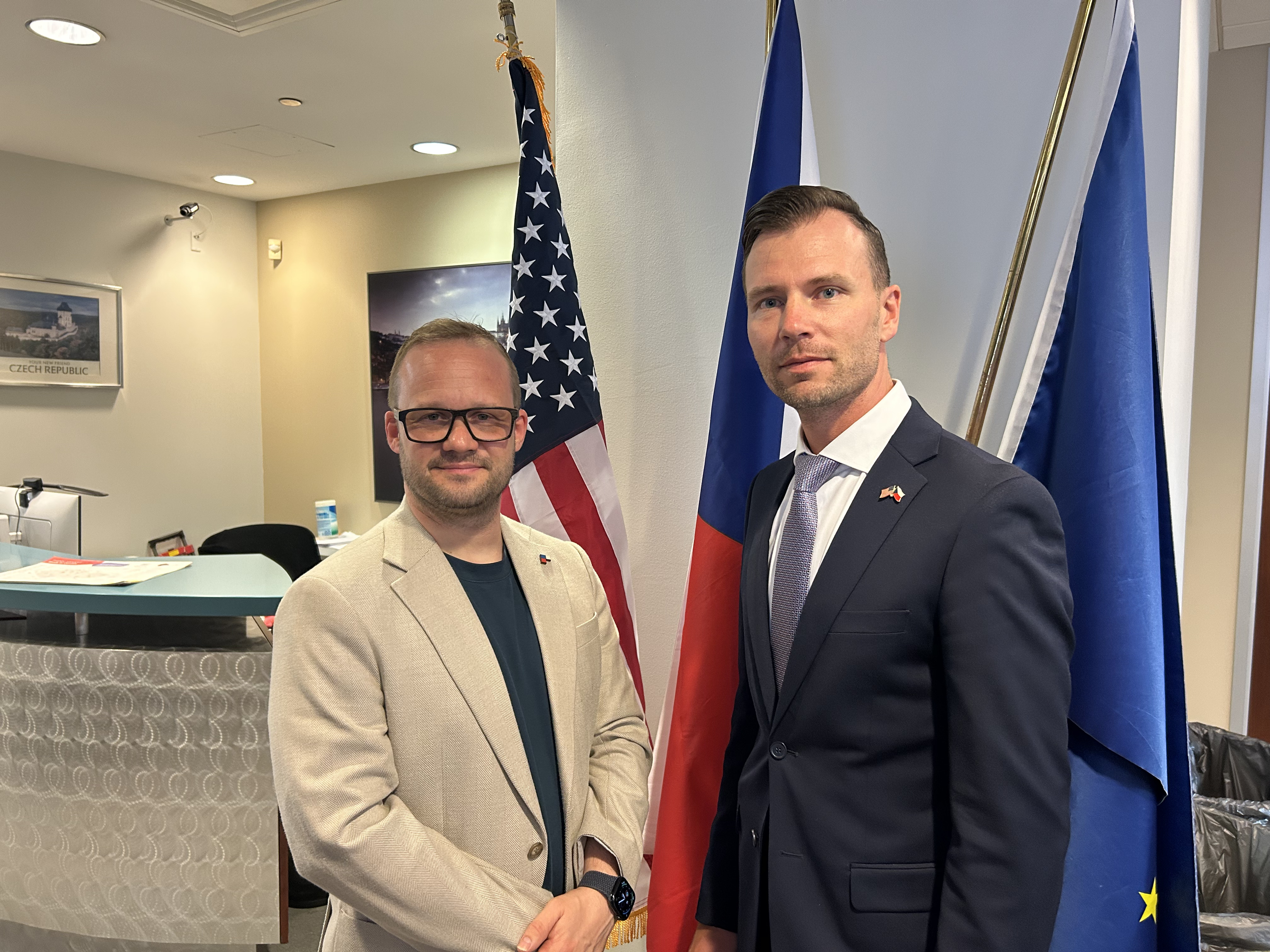 Ředitel DZS Michal Uhl a generální konzul ČR v Chicagu Jakub Utešený během