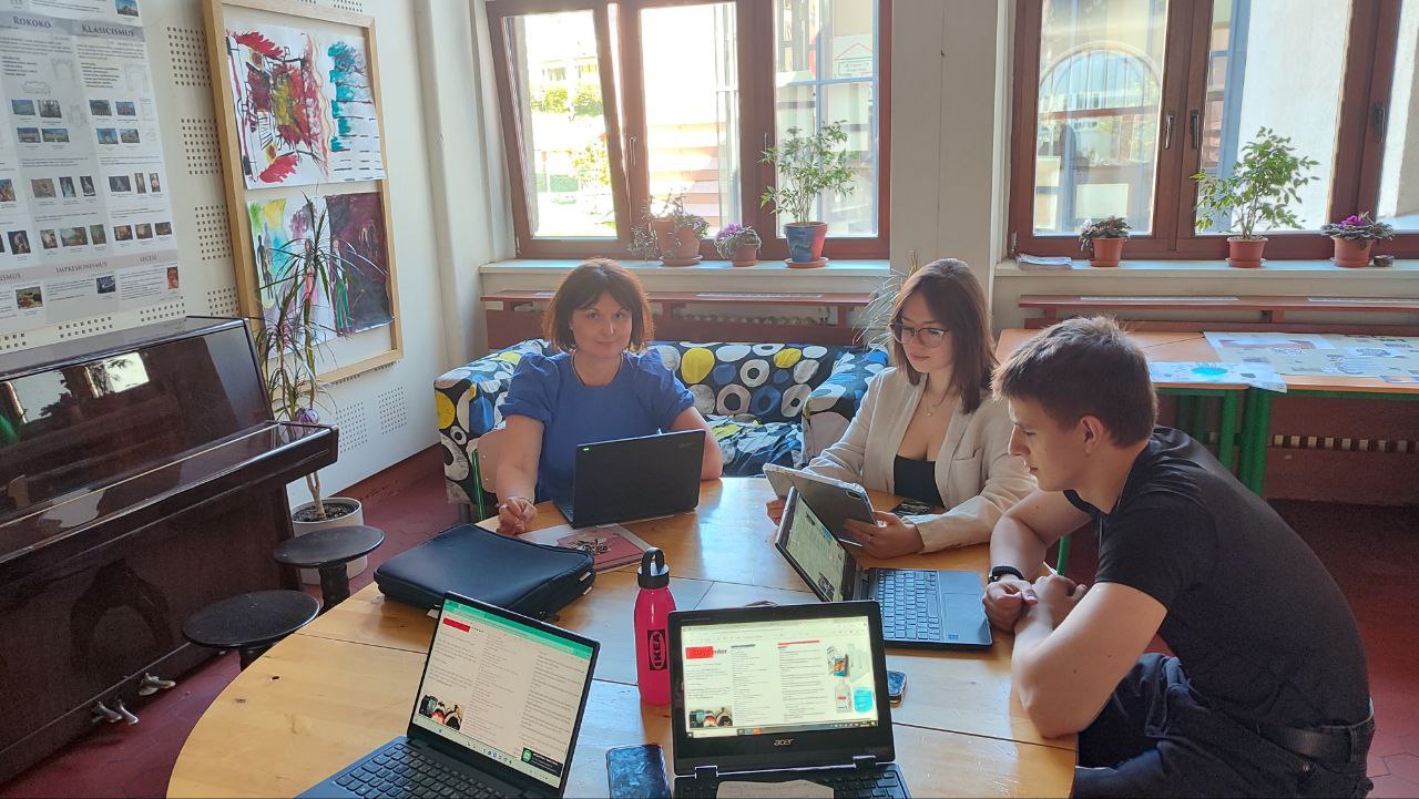 skupina pracuje na projektu eTwinning