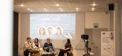 řečníci mluví na červnové edici EduCafé