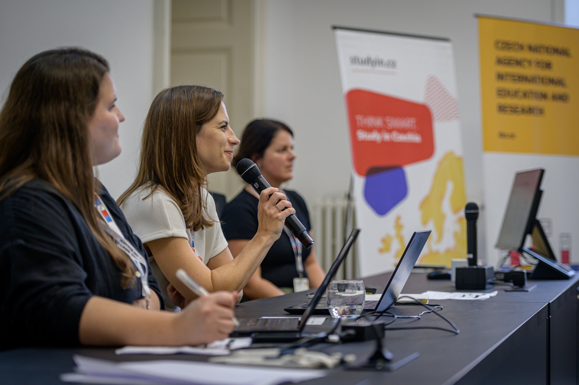 účastníci International Student Alumni meetup Brno 2024 přednášející Soňa Lippmann